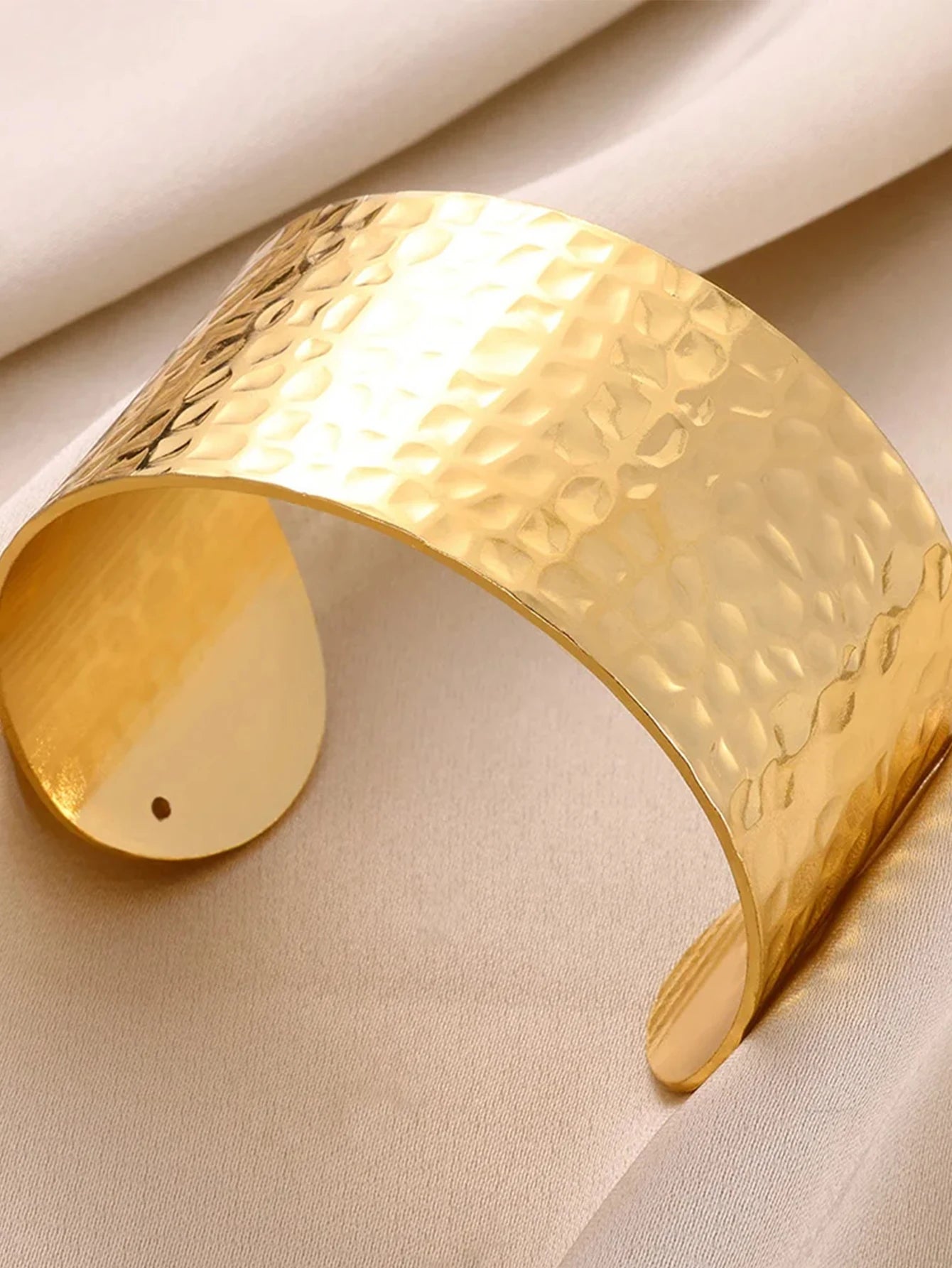 Exquisite Classic Bump Pattern Openning Bangles Bracelet For Women Cuff Bracelet Gold Color Stainless Steel Hand Ornament Gift