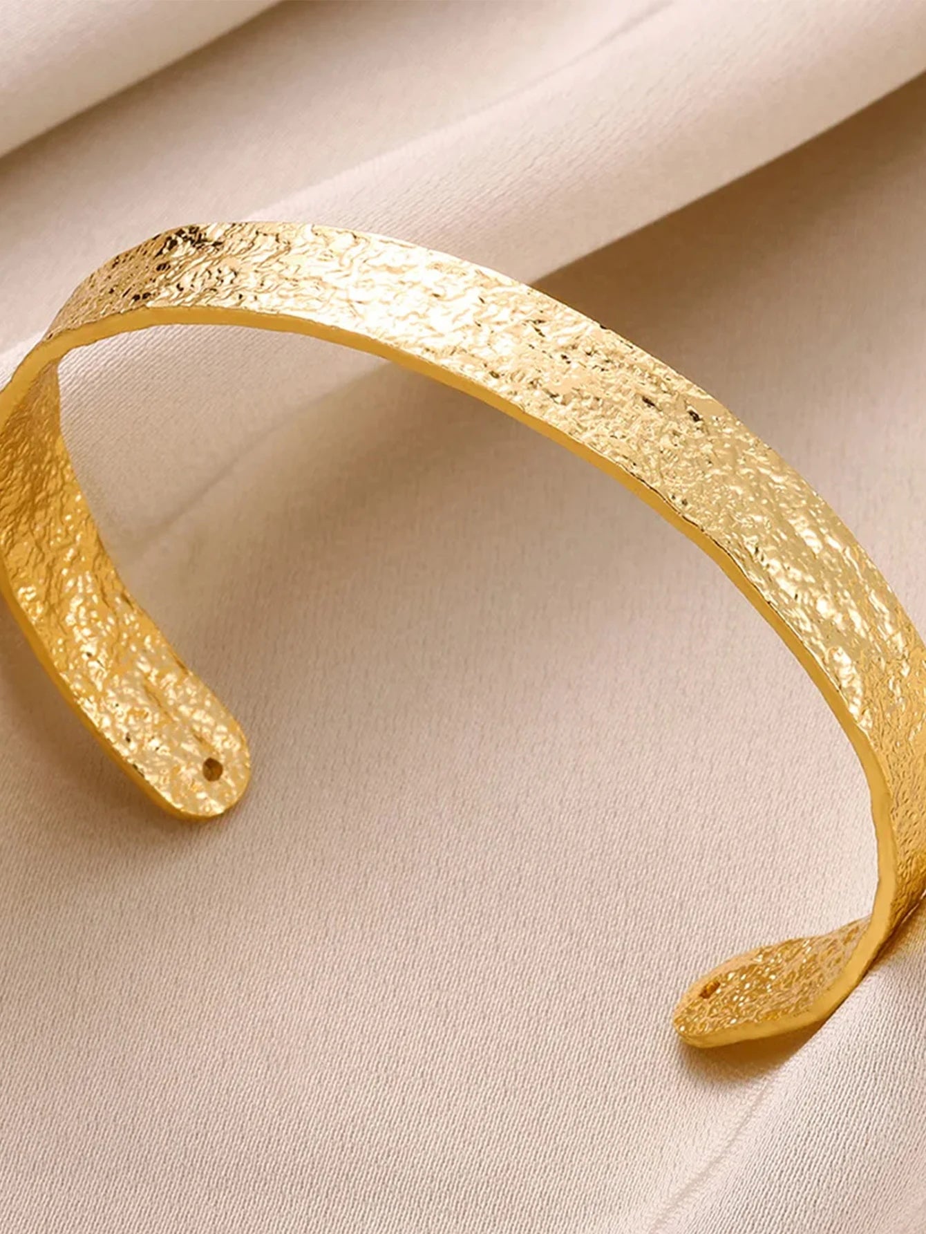 Exquisite Classic Bump Pattern Openning Bangles Bracelet For Women Cuff Bracelet Gold Color Stainless Steel Hand Ornament Gift